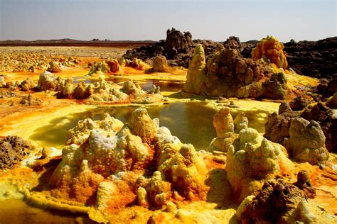  ラテンの丘！壮大な火山と緑豊かな自然に包まれた神秘的な世界へ