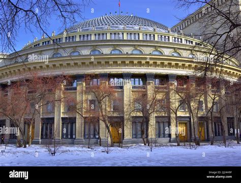  ノボシビルスクのオペラ・バレット劇場、壮麗な建築と感動的なパフォーマンスを体験せよ！